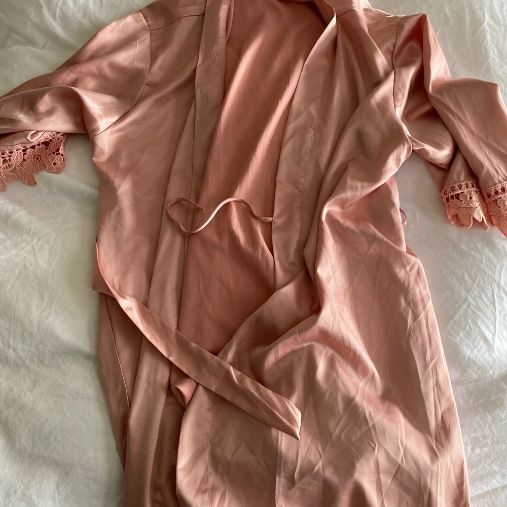 Elegant Pink Lace Trim Robe
